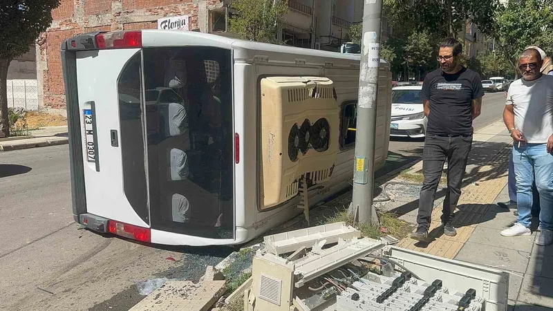 Kamyonet ile çarpışan yolcu minibüsü devrildi
