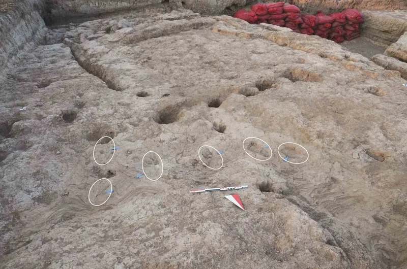 Hatay’da 7 bin 200 yıl öncesine ait 5 insan ayak izi keşfedildi
