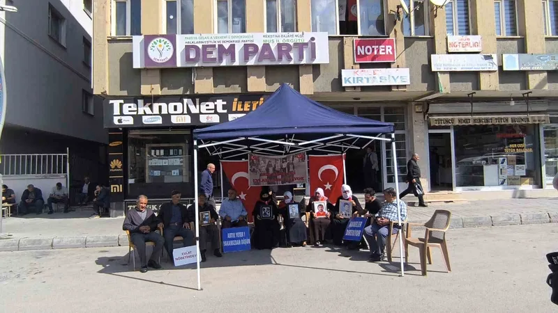 Muş’ta ailelerin DEM Parti önündeki eylemi sürüyor
