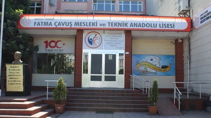 Samsun’da 3 öğrenci zehirlenme şüphesiyle hastaneye kaldırıldı

