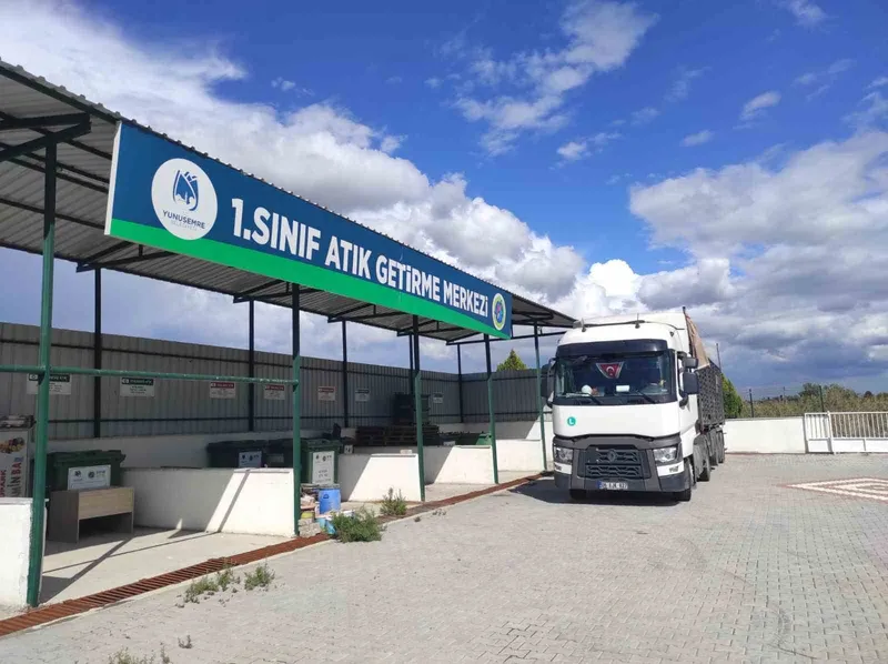 Yunusemre’de 3 bin 200 kilogram ilaç toprağı zehirlemeden imha edildi
