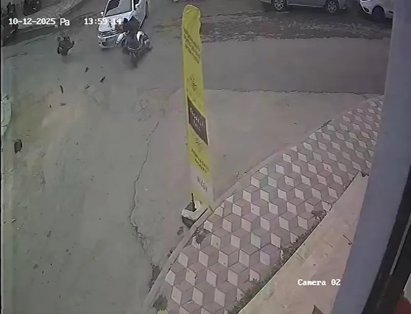 Otomobile çarpan motosiklet sürücüsü yere savruldu
