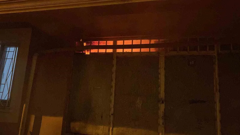 Siirt’te gıda malzemelerinin bulunduğu depo küle döndü
