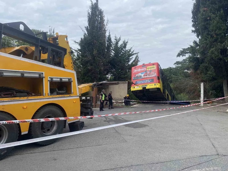 Üsküdar’da el freni çekilmeyen İETT otobüsü sitenin duvarını yıktı
