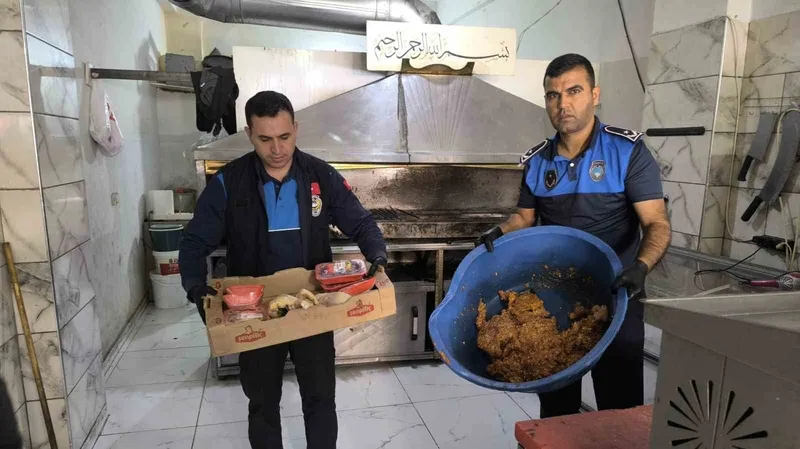 Şanlıurfa’da tarihi geçmiş 183 kilo tavuk eti imha edildi

