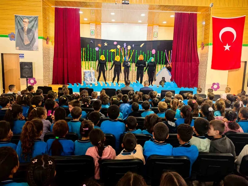 Kavaklıdere’de gönüllü gençlerden miniklere tiyatro keyfi
