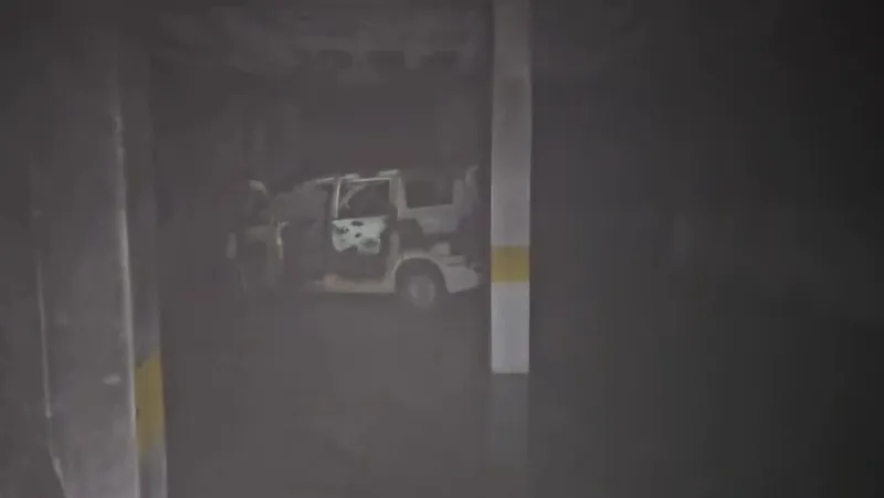 Otoparktaki araç alev aldı, bina tahliye edildi
