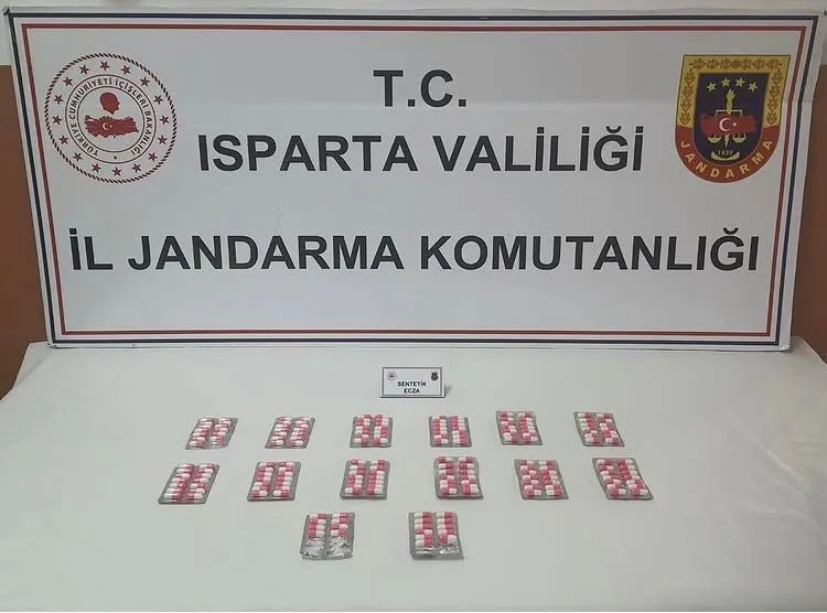 Isparta’da yol kontrolünde durdurulan araçta uyuşturucu hap ele geçirildi
