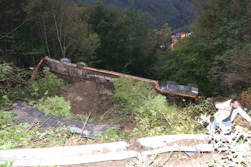 Kastamonu’da iş makinesi yüklü tır şarampole devrildi: 1 yaralı
