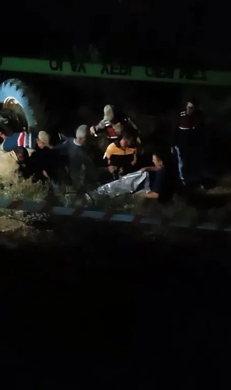 Devrilen traktörün altında kalan sürücü can verdi
