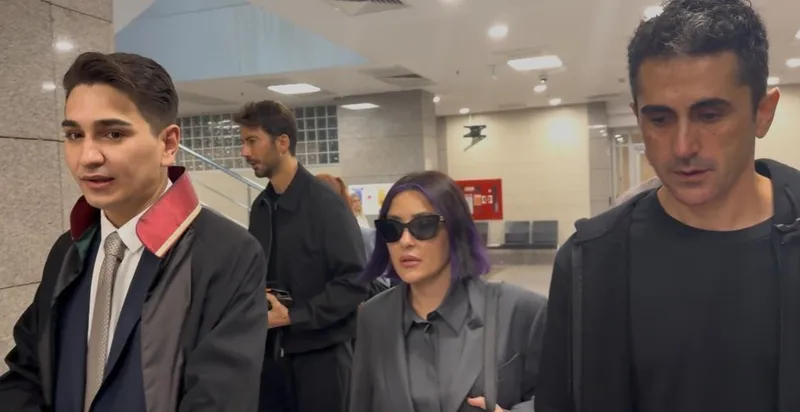 Şarkıcı Melek Mosso oyuncu ve model Serkan Sağdıç’tan tek celsede boşandı
