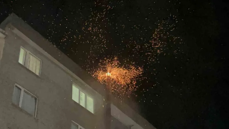 Tekirdağ’da bacadan alev püskürdü, geceyi aydınlattı
