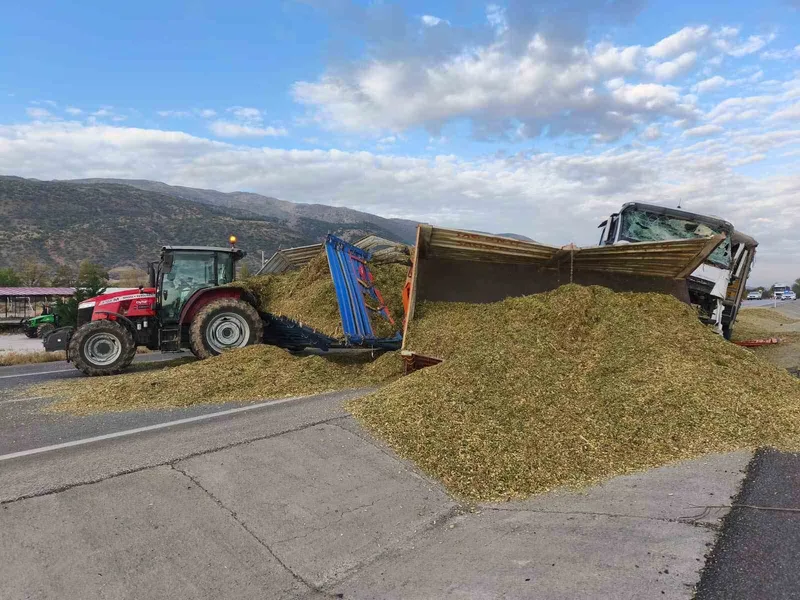 Tırın traktöre çarptığı kazada iki kişi yaralandı
