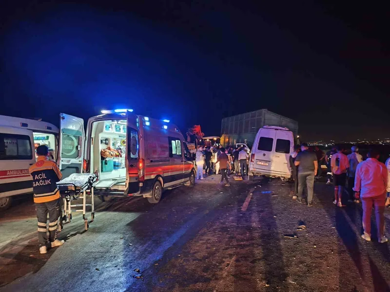 Hatay’da yolcu minibüsü traktöre çarptı: 15 yaralı

