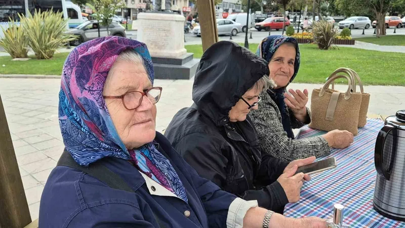Depremden sonra dışarı çıkan vatandaşlar: 