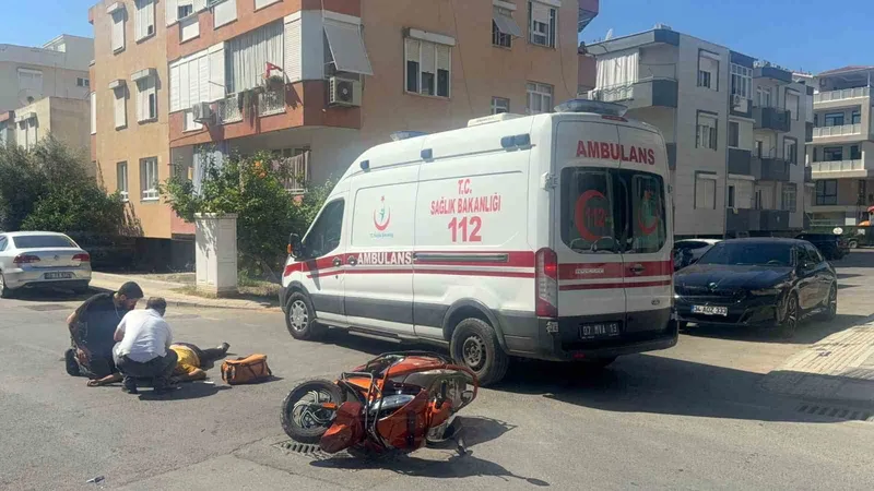 Otomobille motosiklet çarpıştı: 1 yaralı
