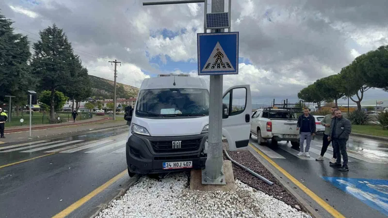 Minibüs direğe çarptı, sürücü yaralandı
