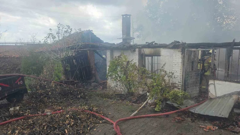 İzmir’deki yangında 91 yaşındaki kadın yaşamını yitirdi
