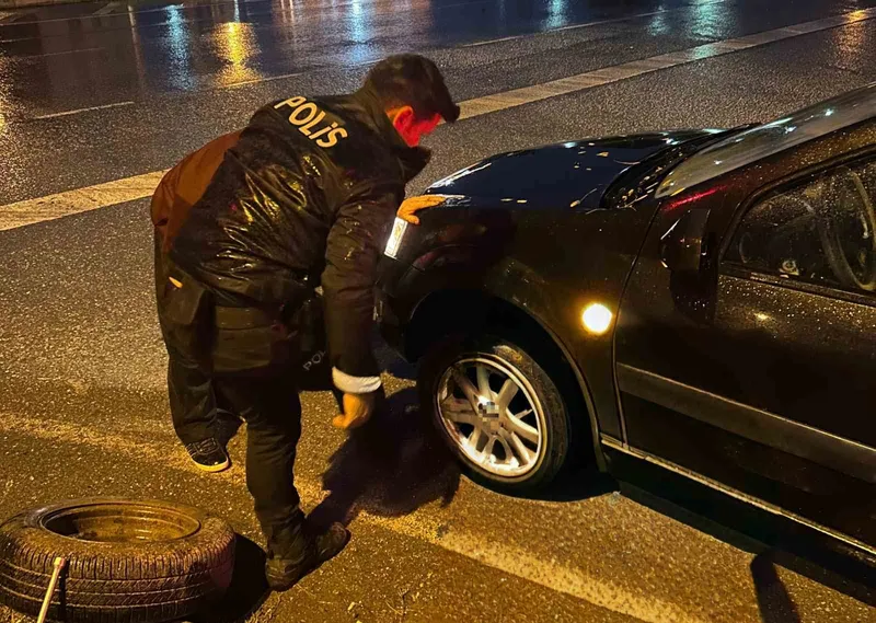 Bafra’da lastiği patlayan sürücüye polis ekiplerinden yardım
