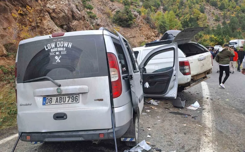 Şavşat’taki zincirleme kazada yaralanan genç hastanede hayatını kaybetti
