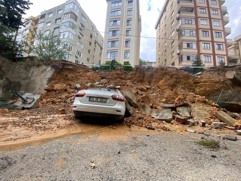 Maltepe’de istinat duvarı park halindeki 3 otomobilin üzerine çöktü
