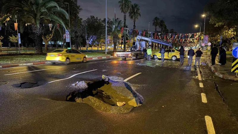 Sağanak yağış nedeniyle Vatan Caddesi’nde yol çöktü
