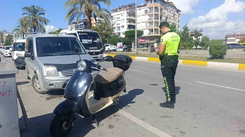 Manavgat’ta 4,25 promil alkollü motosiklet sürücüsü kazada yaralandı
