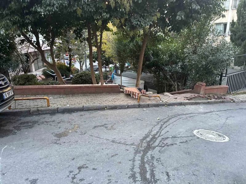 Şişli’de kontrolden çıkan otomobil duvara çarptı
