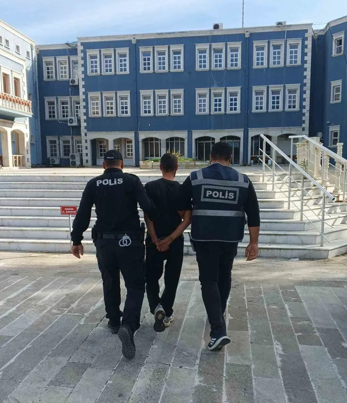 İzmir’de silahlı gasp zanlıları yakalandı, 1 kişi tutuklandı
