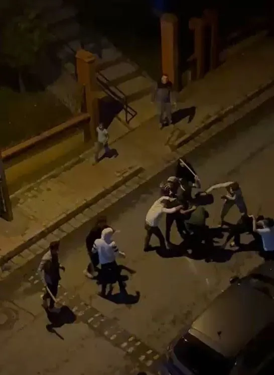 Küçükçekmece’de iki grup arasındaki sopalı kavga cep telefonu kamerasında
