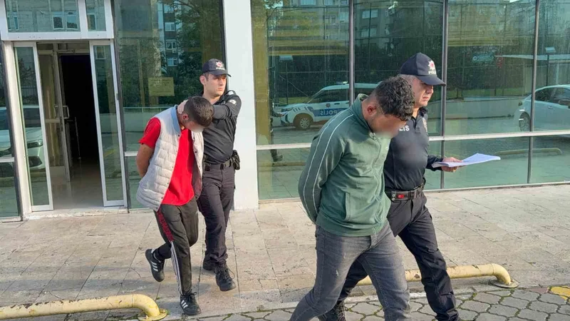 Samsun’da zorla gül satmak isteyen 2 kişi olay çıkartınca tutuklandı
