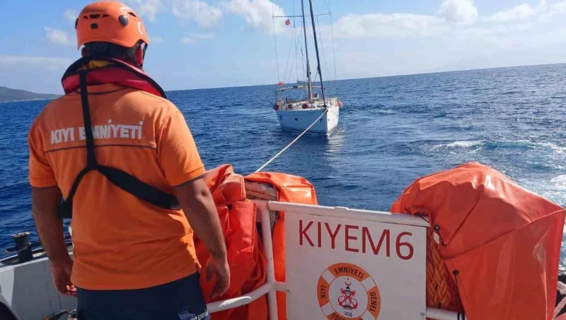 Bodrum’da makine arızası nedeniyle sürüklenen tekne kurtarıldı
