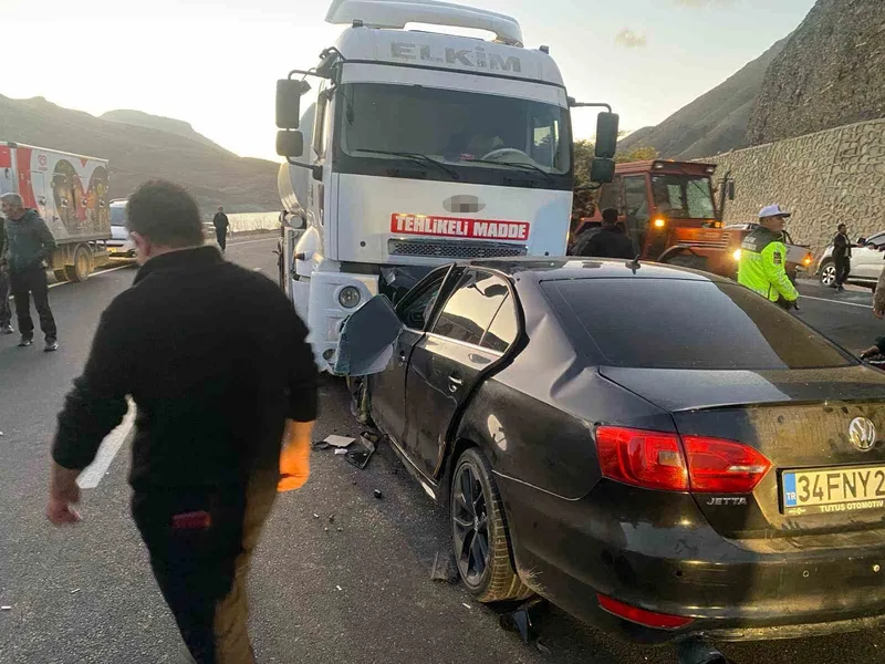 Van-Hakkari karayolunda otomobil tankerle çarpıştı: 3 ölü, 4 yaralı
