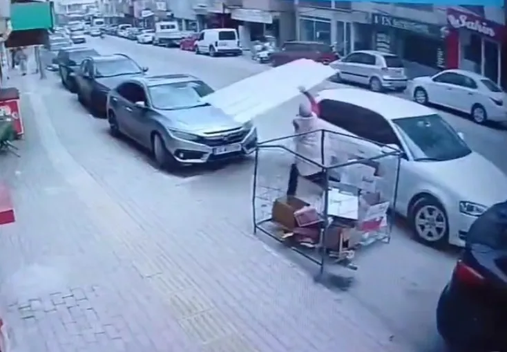 Üzerine uçan çatıya böyle feyk attı
