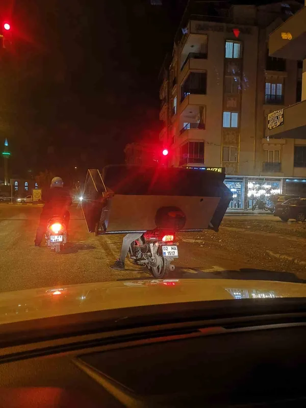Adıyaman’da ilginç görüntü: Motosikletle koltuk taşıdı
