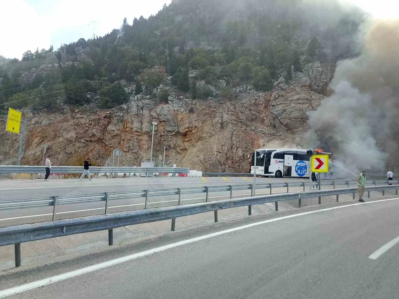 Yolcu otobüsü alev aldı
