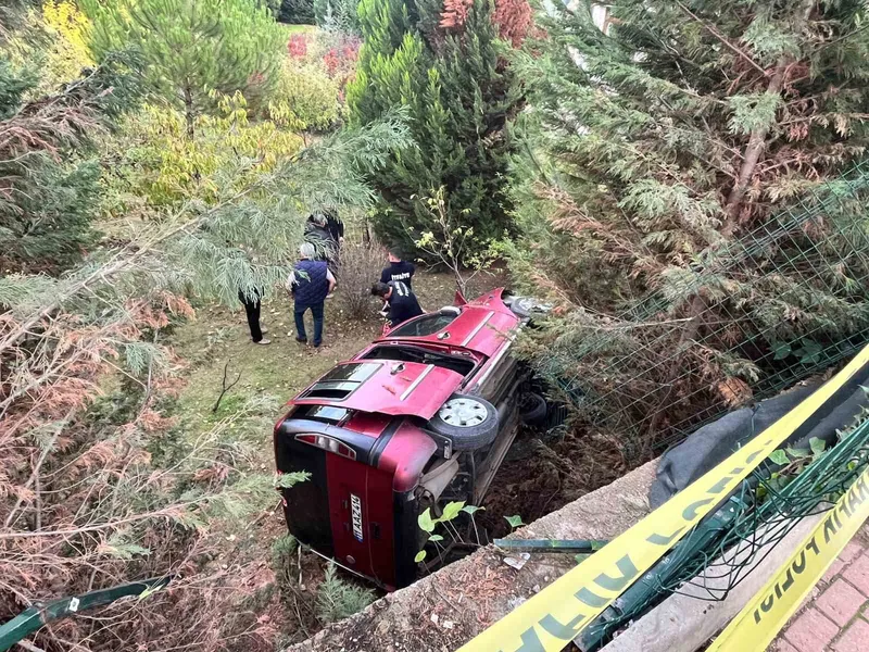 Kontrolden çıkan araç bir evin bahçesine uçtu, 2 kişi yaralandı
