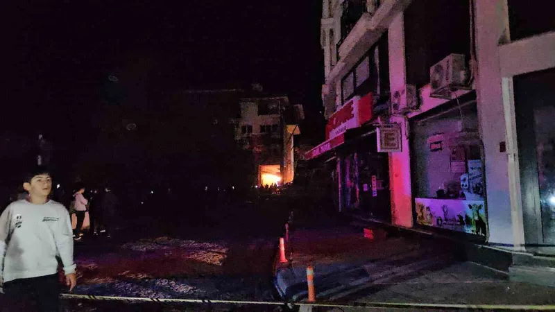 Balıkesir Sındırgı’da 6.1’lik depremde üç bina yıkıldığı öğrenildi
