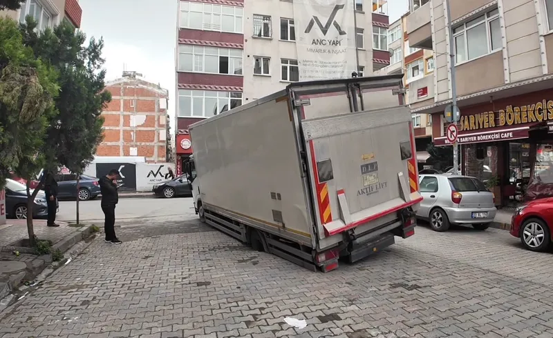Güngören’de yol çöktü, kamyonet çukura düştü
