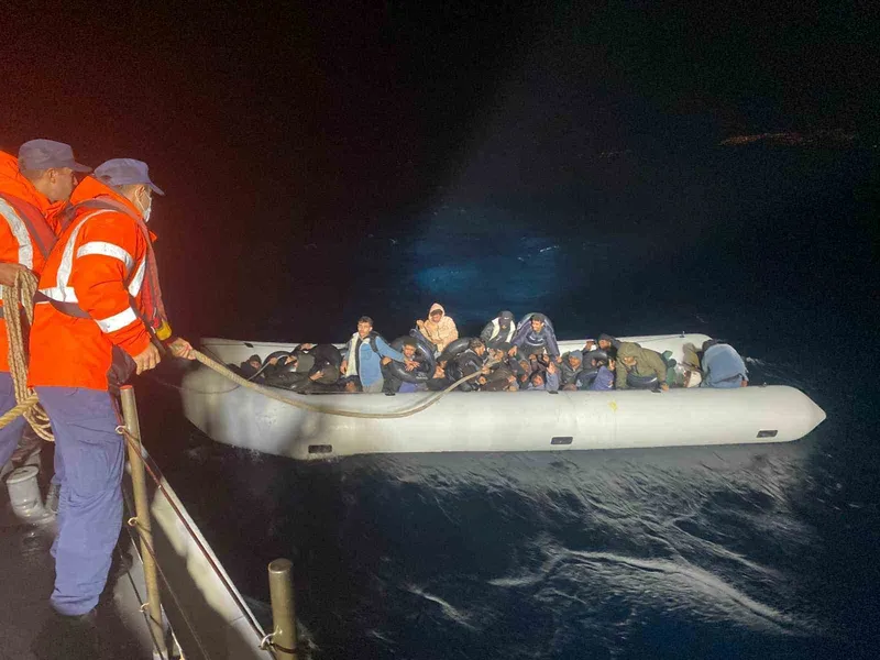 İzmir açıklarında 2 lastik bot durduruldu, 86 göçmen yakalandı
