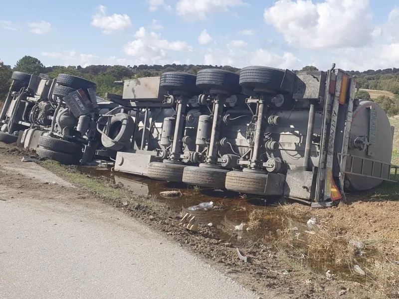 Uşak’ta tır yan yattı: 1 yaralı
