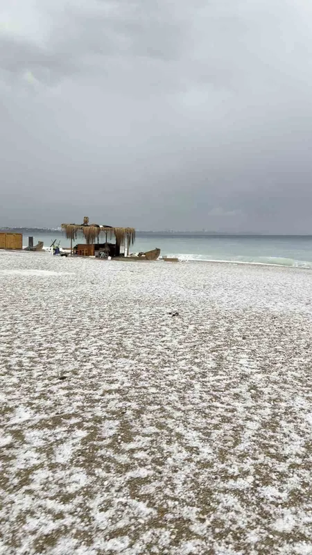 Antalya 15 dakikada kışı yaşadı, Konyaaltı Sahili beyaza büründü
