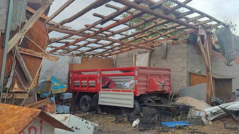 Beypazarı’nda fırtına çatıları uçurdu
