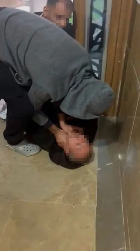 Esenyurt’ta taciz iddiası: Mahalleli şüpheliyi dövdükten sonra polise teslim etti
