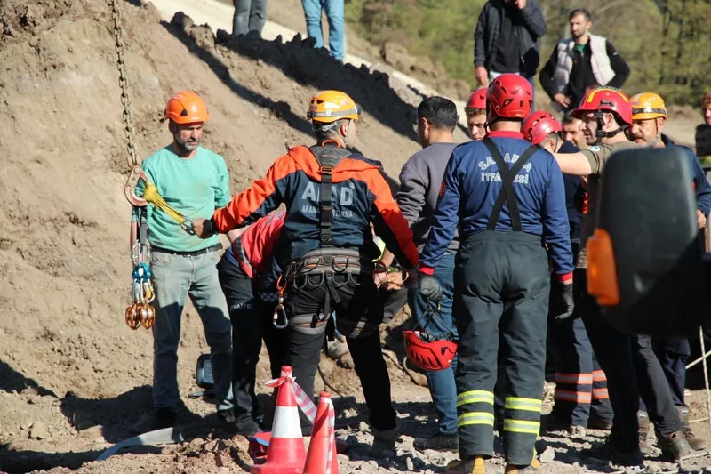 İşçi 30 metrelik kuyuya düştü, ekipler seferber oldu
