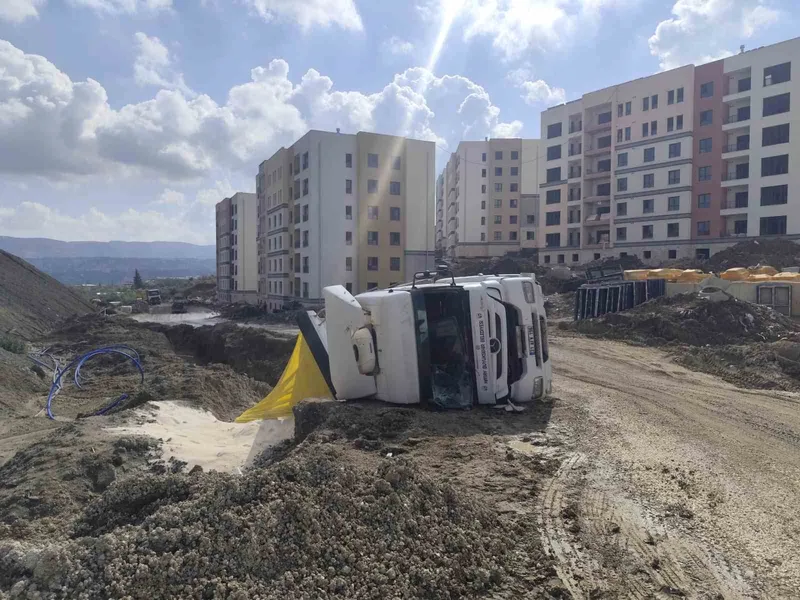 Antakya’da kum yüklü kamyon devrildi
