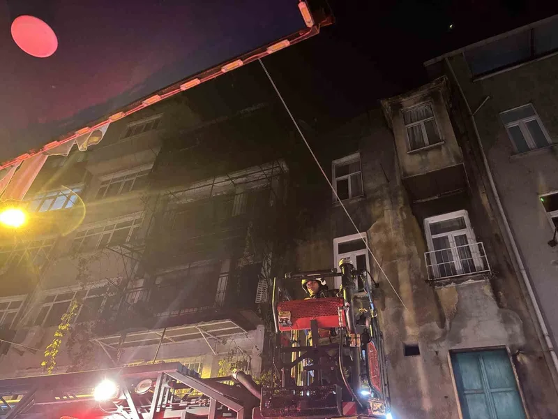 Beyoğlu’nda kız istemede patlatılan havai fişekler evi yaktı: 8 kişi dumandan etkilendi

