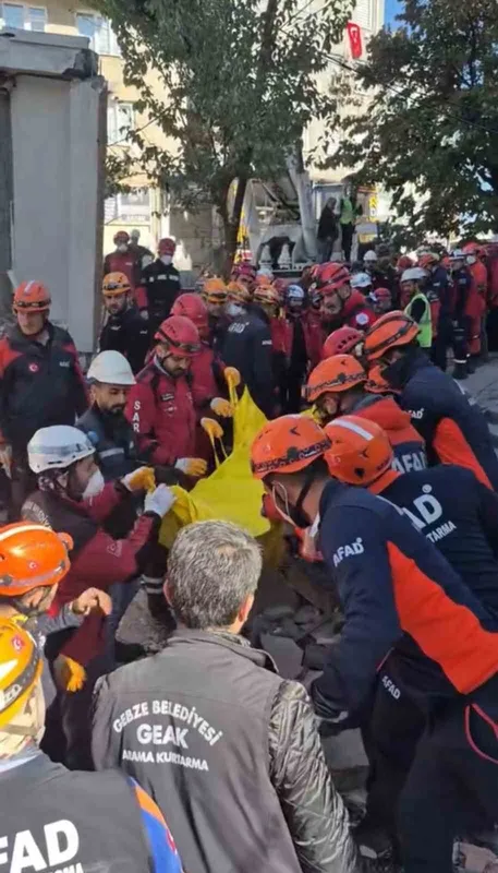 Kocaeli’de çöken binanın enkazından 2 kişinin cansız bedeni çıkarıldı
