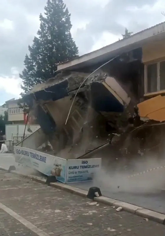 Sındırgı’da depremde hasar gören bina kendiliğinden yıkıldı
