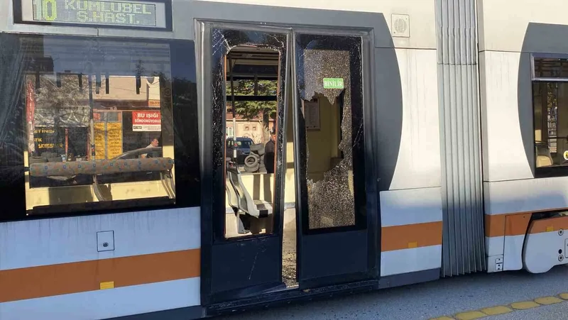 Açık bırakılan servis kapısına tramvay çarptı: 3 yaralı
